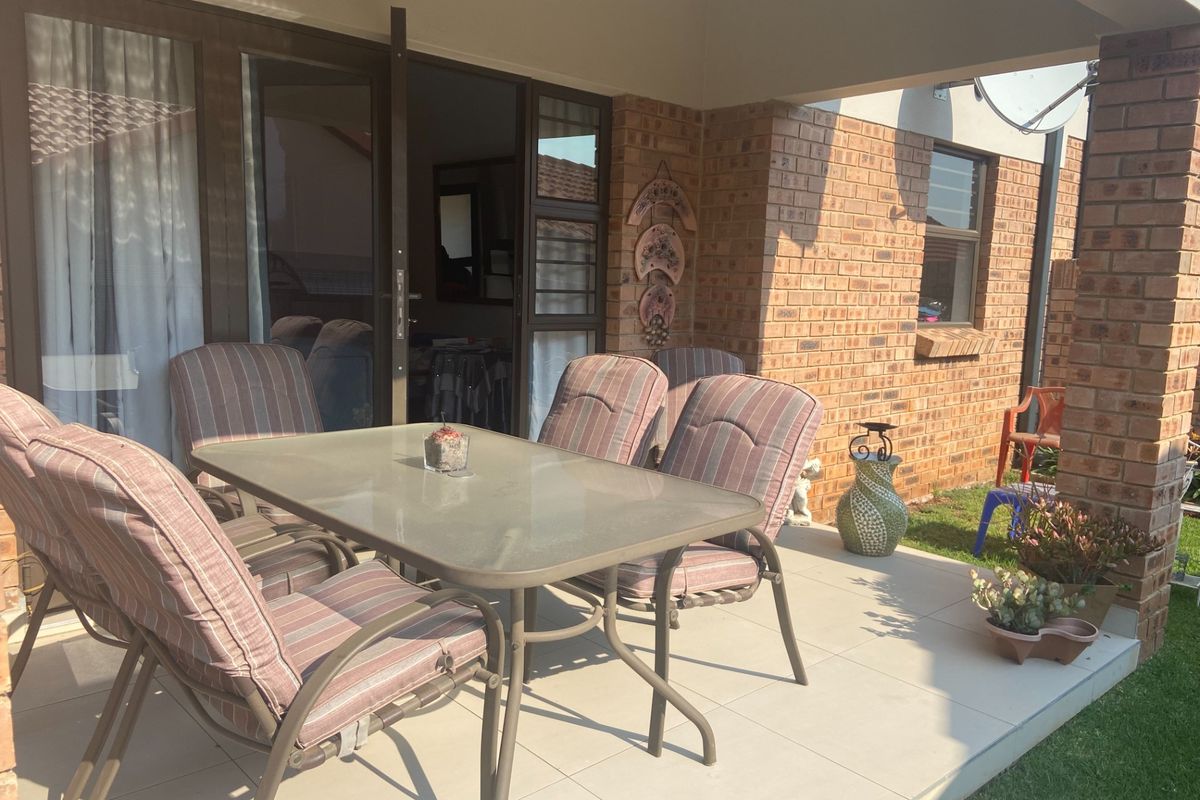 RETIREMENT SIMPLEX UNIT in Hennops Retirement Village- TWO BEDROOM, ONE BATHROOM, ONE GARAGE - Photo 5