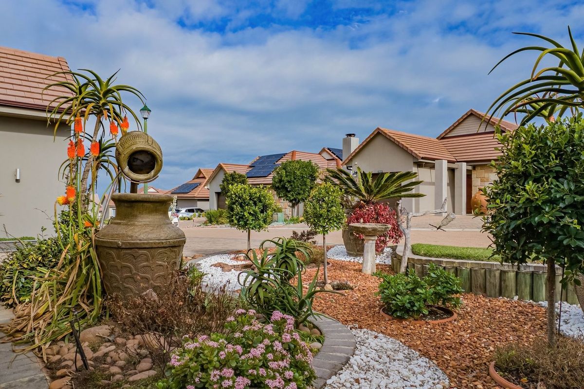 Secure, Comfortable Retirement Living in Mossel Bay-One-Level - Photo 4