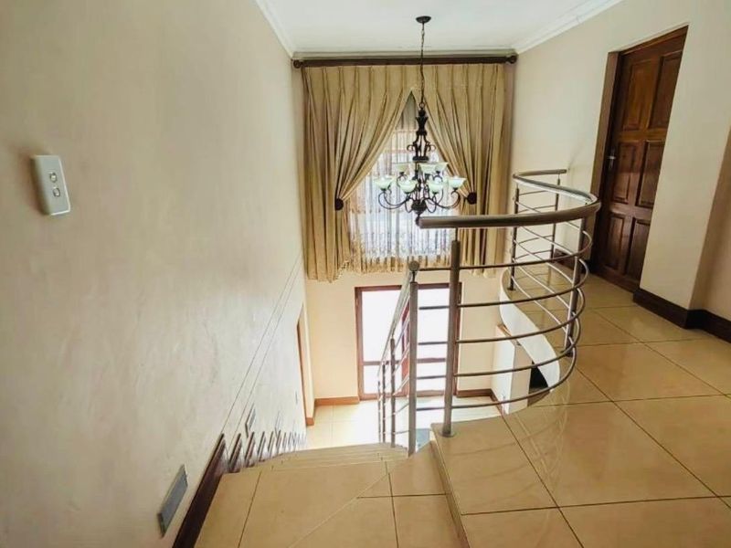 5 Bedroom House For Sale in Theresapark, Akasia - Photo 10