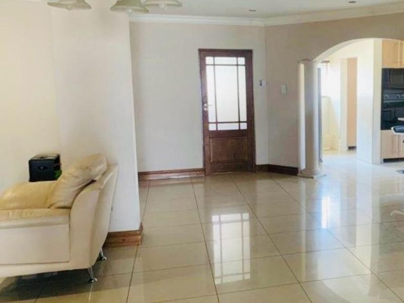 5 Bedroom House For Sale in Theresapark, Akasia - Photo 9