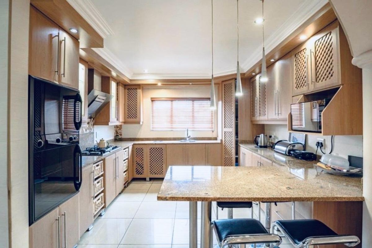 5 Bedroom House For Sale in Theresapark, Akasia - Photo 2