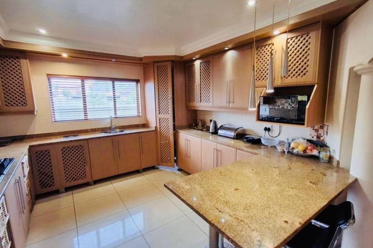 5 Bedroom House For Sale in Theresapark, Akasia - Photo 3