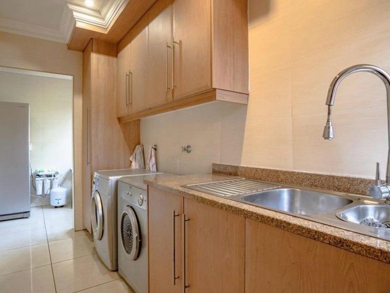 5 Bedroom House For Sale in Theresapark, Akasia - Photo 4