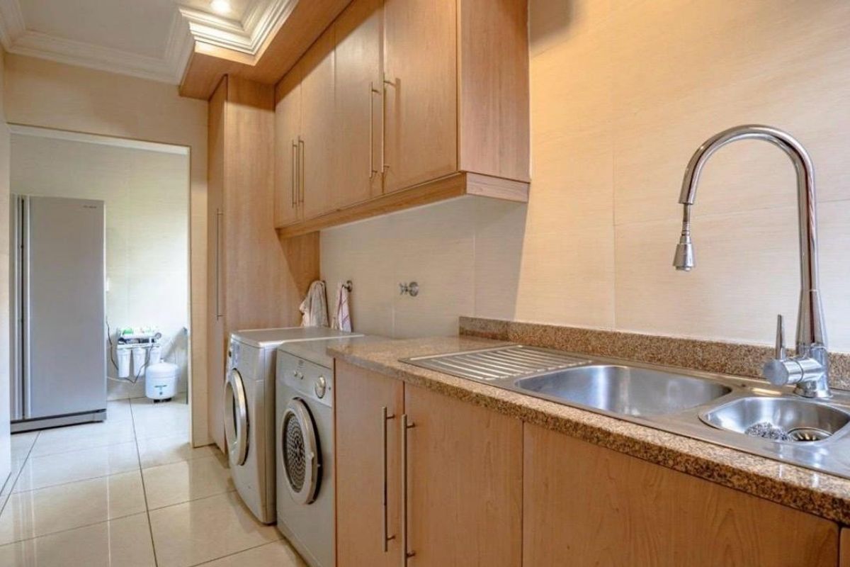 5 Bedroom House For Sale in Theresapark, Akasia - Photo 4