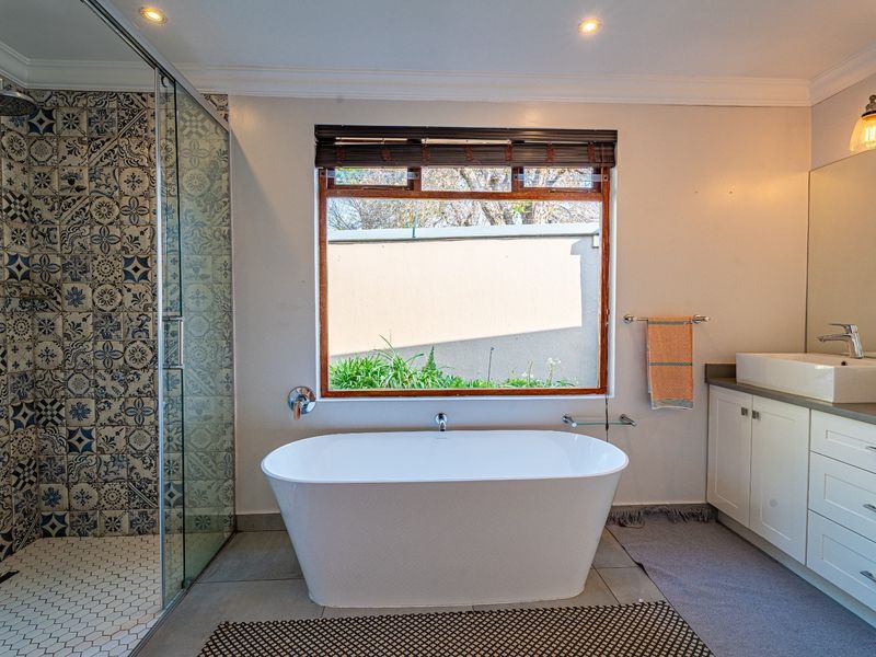 Charming Double Stand Home and Cottage in Prime Parkhurst Location - Photo 7
