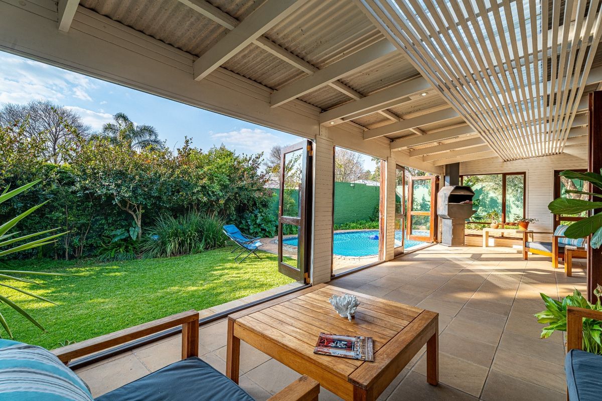 Charming Double Stand Home and Cottage in Prime Parkhurst Location - Photo 2