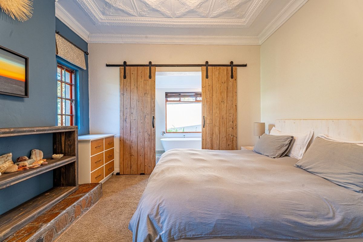Charming Double Stand Home and Cottage in Prime Parkhurst Location - Photo 5