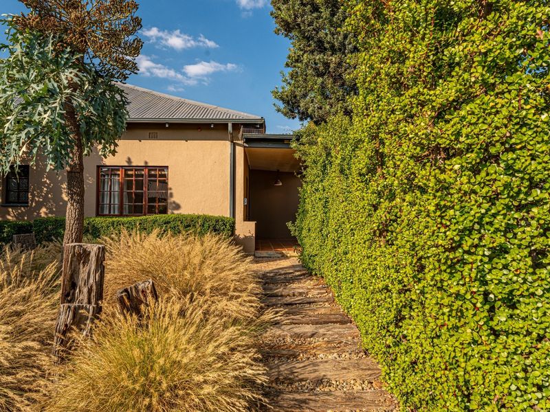 Charming Double Stand Home and Cottage in Prime Parkhurst Location - Photo 3