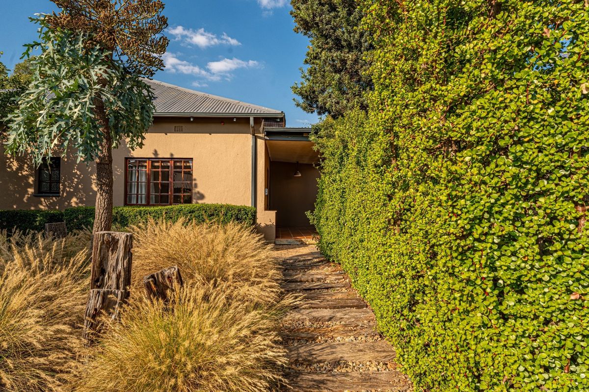Charming Double Stand Home and Cottage in Prime Parkhurst Location - Photo 3