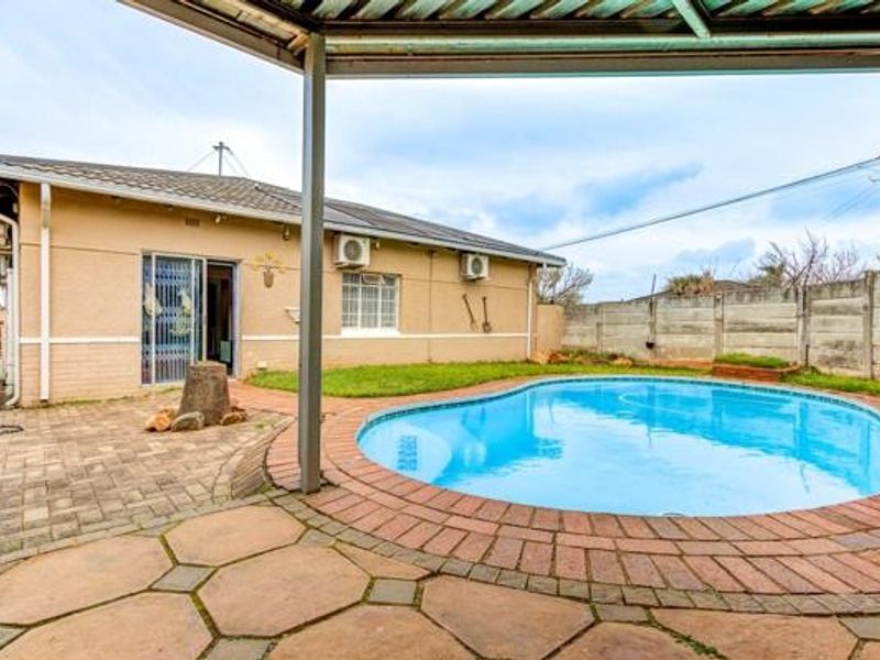 Spacious Family Home with Flatlet in Gerdview - Photo 4