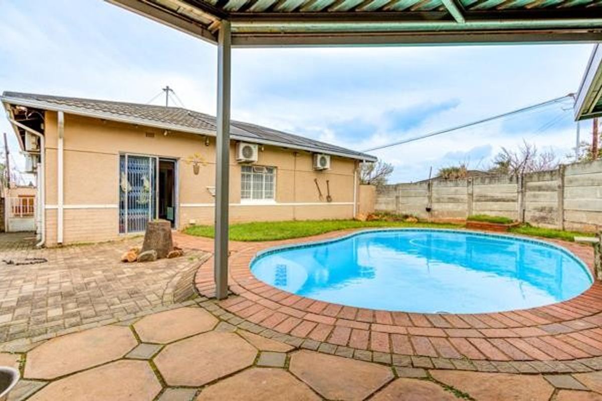 Spacious Family Home with Flatlet in Gerdview - Photo 4