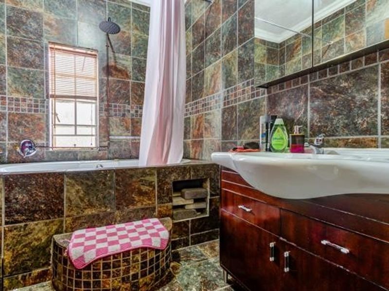 Spacious Family Home with Flatlet in Gerdview - Photo 2