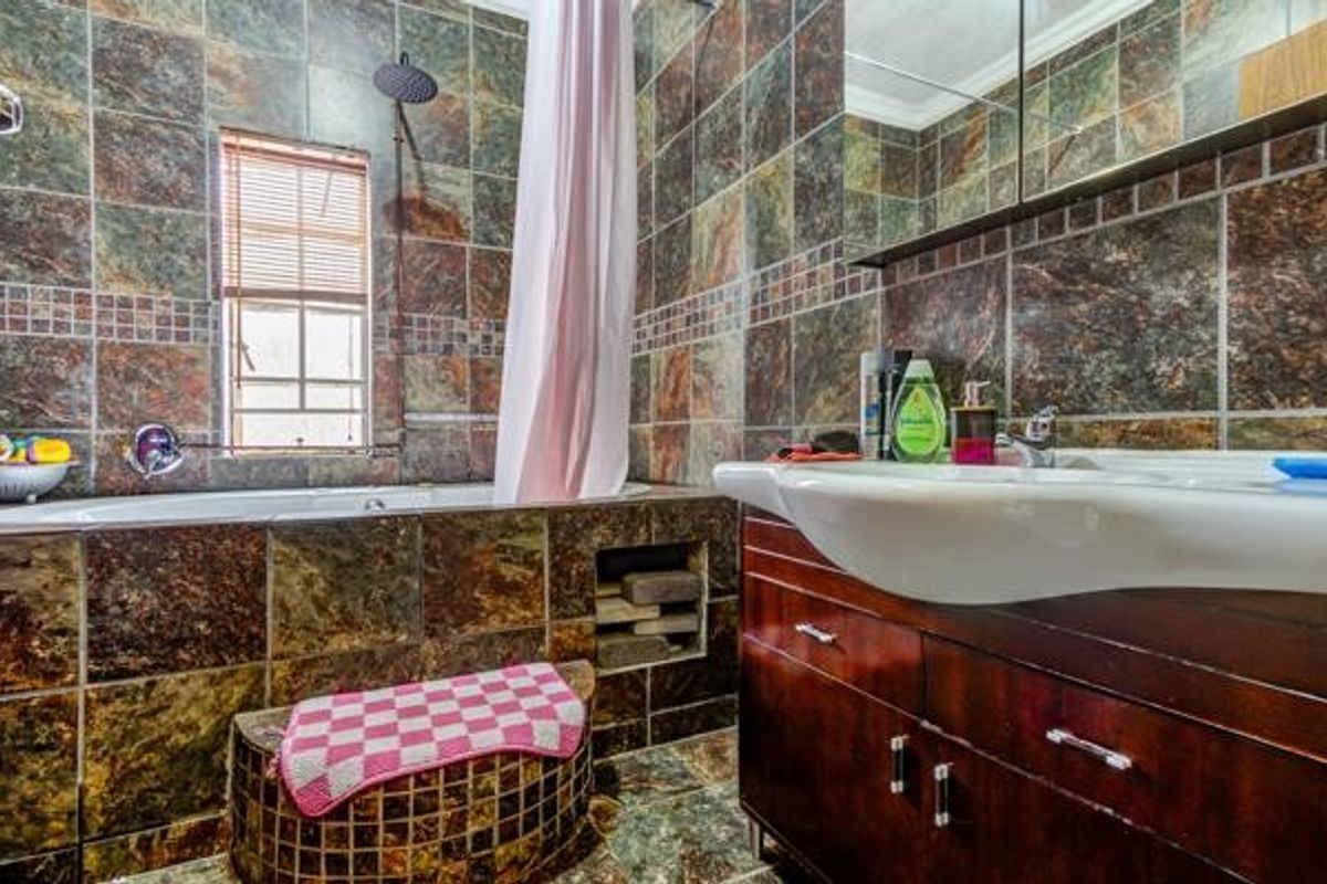 Spacious Family Home with Flatlet in Gerdview - Photo 2