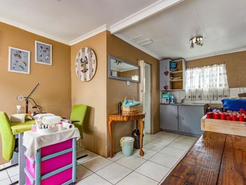 Spacious Family Home with Flatlet in Gerdview - Photo 9