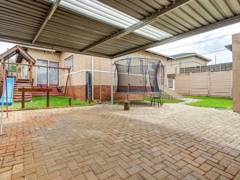 Spacious Family Home with Flatlet in Gerdview - Photo 7