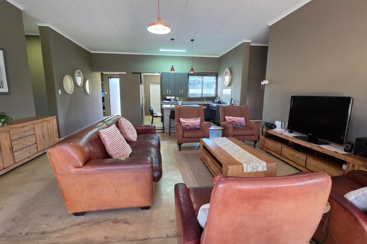 Zwartkloof - Five bedroom home with spectacular Waterberg Mountain views - Fully Furnished - Photo 2