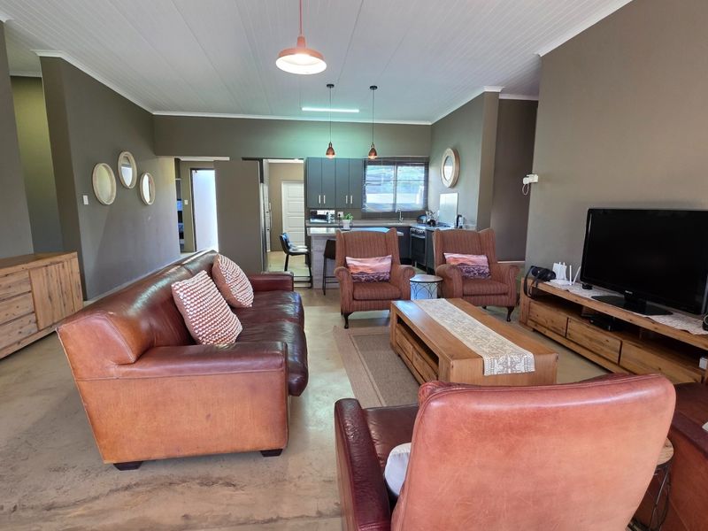 Zwartkloof - Five bedroom home with spectacular Waterberg Mountain views - Fully Furnished - Photo 7