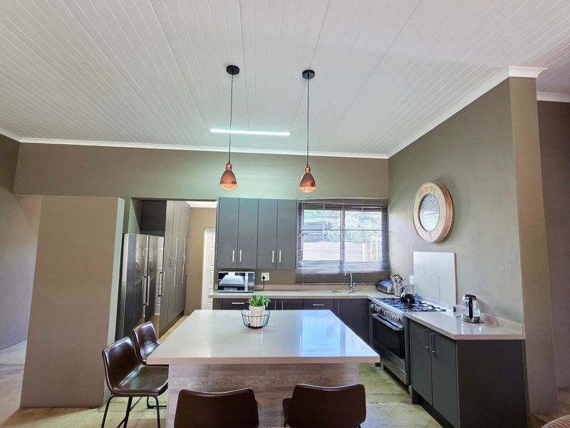 Zwartkloof - Five bedroom home with spectacular Waterberg Mountain views - Fully Furnished - Photo 3