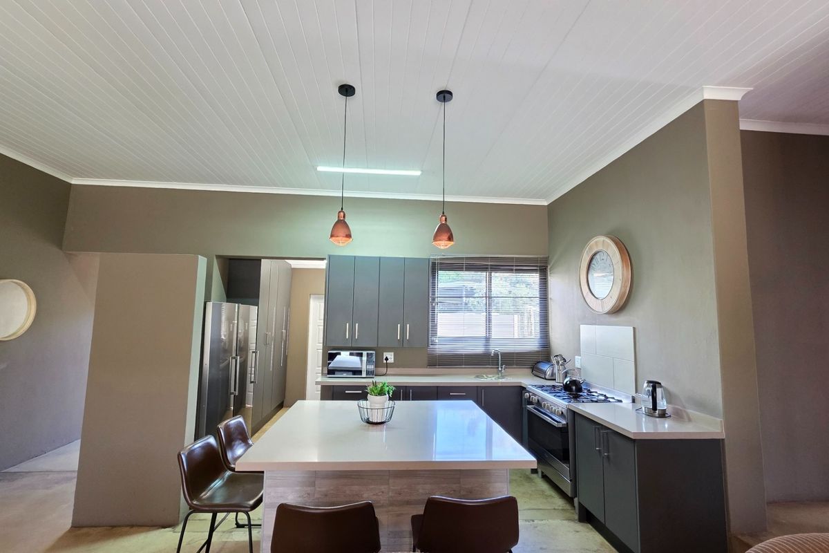 Zwartkloof - Five bedroom home with spectacular Waterberg Mountain views - Fully Furnished - Photo 3