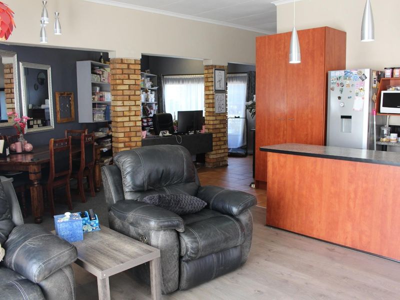 House For Sale in Allen Grove, Kempton Park - Photo 4