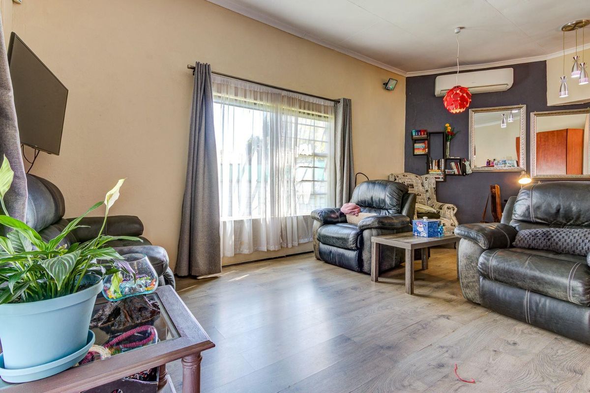 House For Sale in Allen Grove, Kempton Park - Photo 5