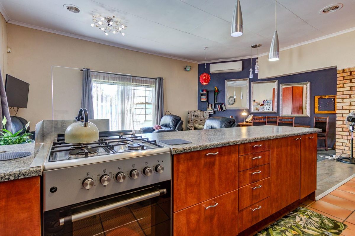 House For Sale in Allen Grove, Kempton Park - Photo 2