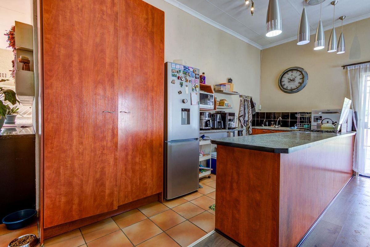House For Sale in Allen Grove, Kempton Park - Photo 3