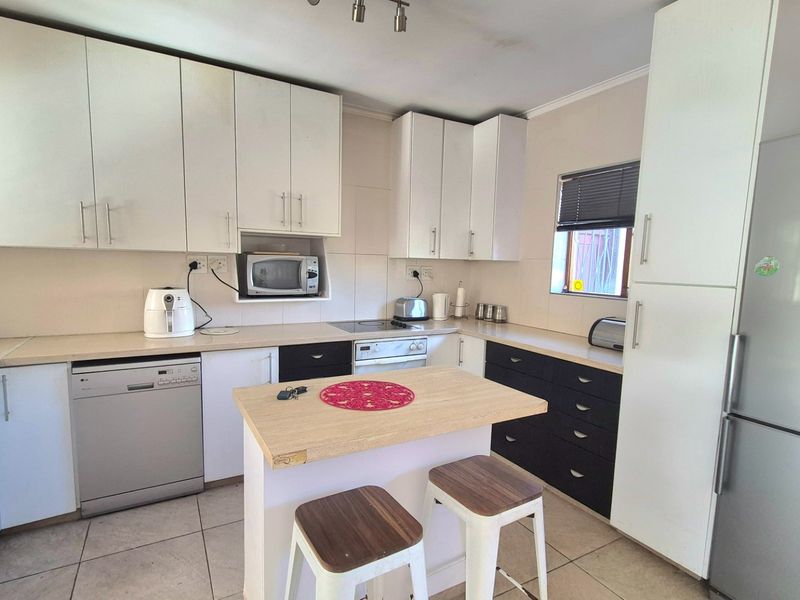 Rare 818m2 Opportunity in Pinelands with Huge Backyard - Photo 10