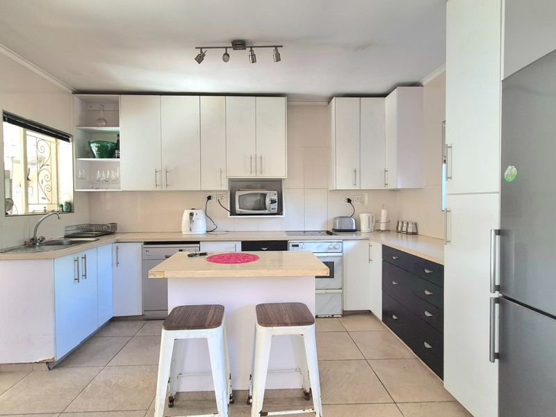 Rare 818m2 Opportunity in Pinelands with Huge Backyard - Photo 9