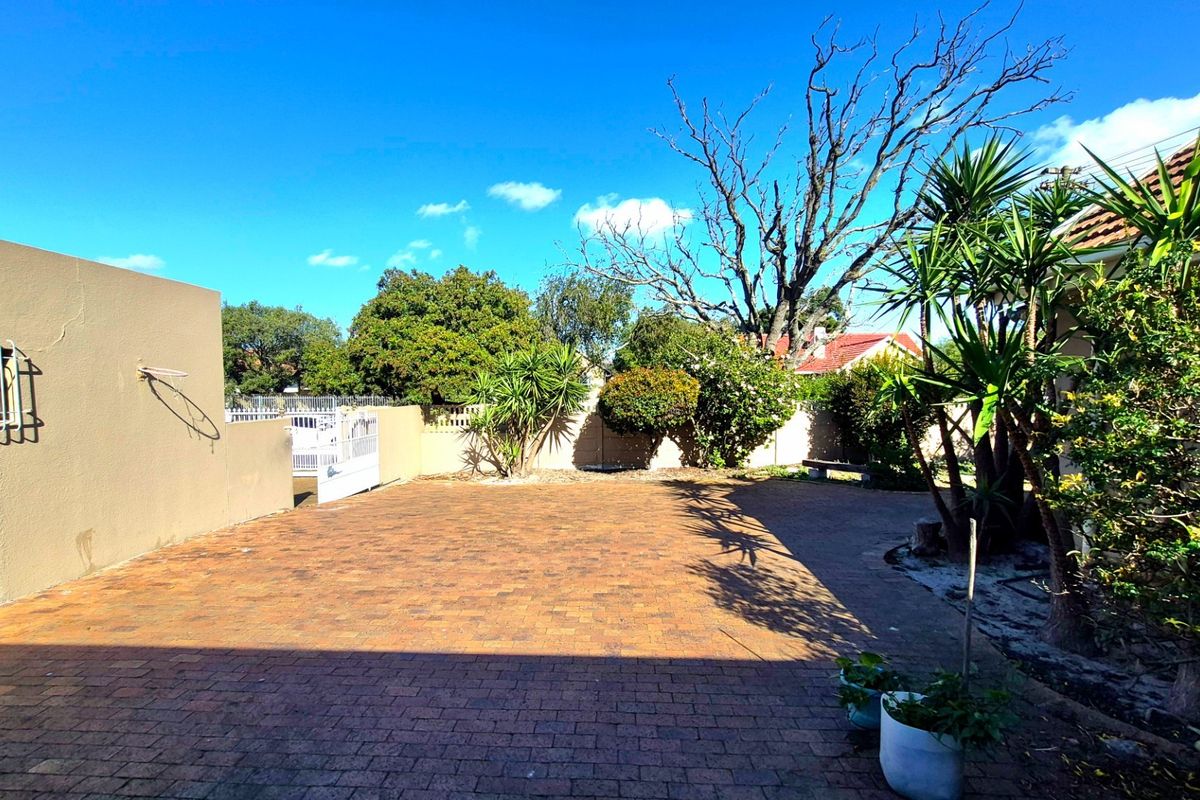 Rare 818m2 Opportunity in Pinelands with Huge Backyard - Photo 4