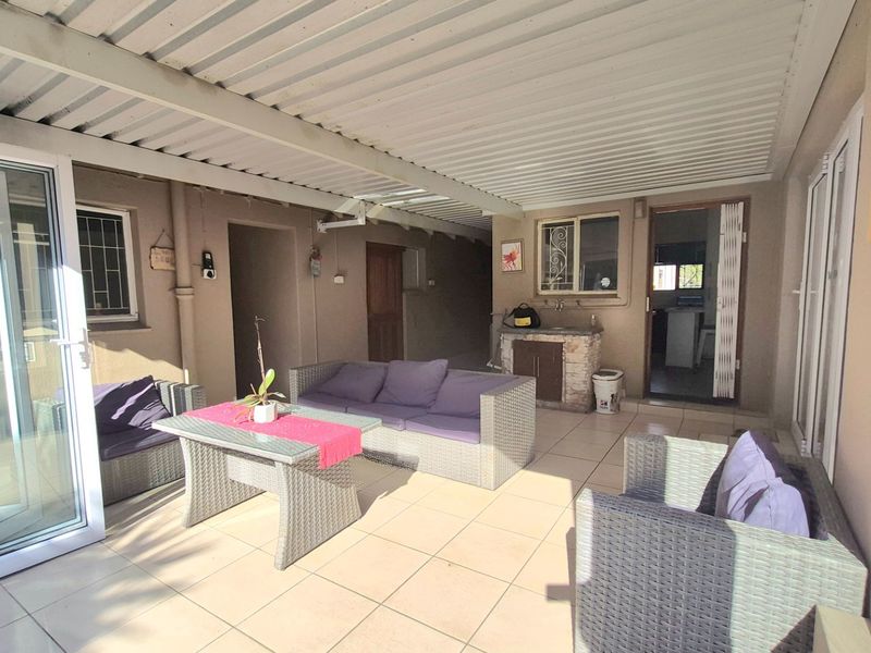 Rare 818m2 Opportunity in Pinelands with Huge Backyard - Photo 7