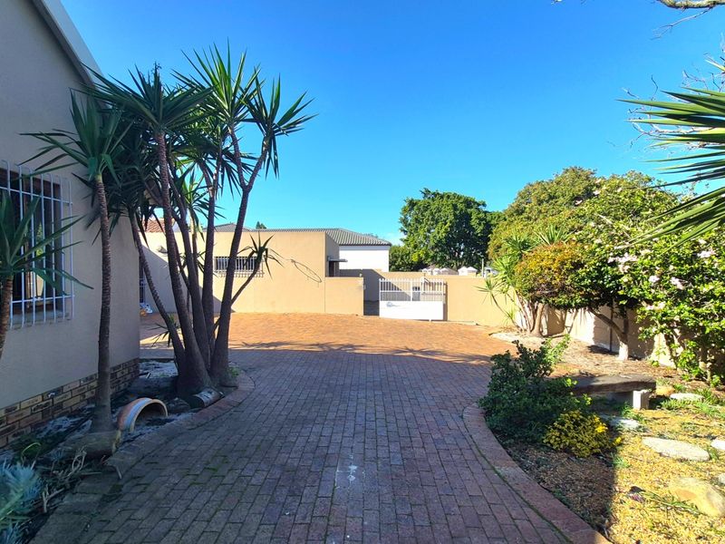 Rare 818m2 Opportunity in Pinelands with Huge Backyard - Photo 2