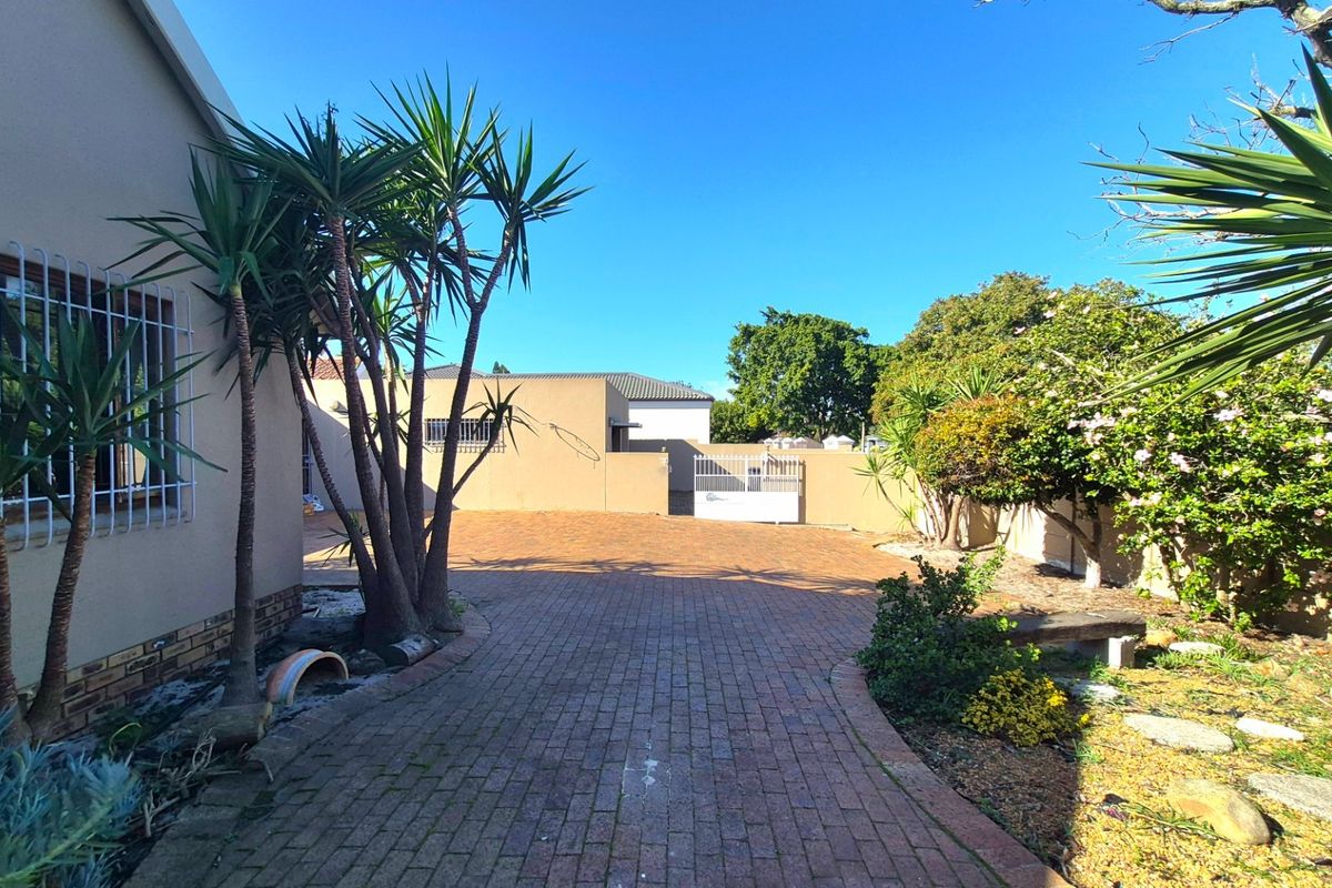 Rare 818m2 Opportunity in Pinelands with Huge Backyard - Photo 2