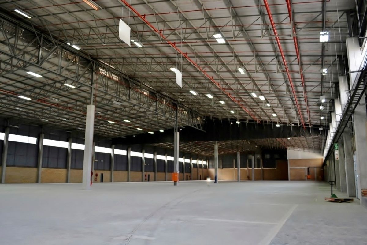 MAGNIFICENT 7821 SQM WAREHOUSE AND OFFICES, A WORLD CLASS LOGISTICS FACILITY IN PRESTIGIOUS, SOUGHT - Photo 2