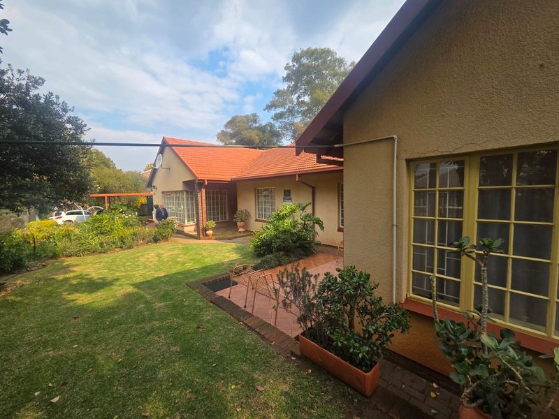 Spacious 4-Bedroom Family Home with Flatlet Potential, Pool and Borehole - Photo 9