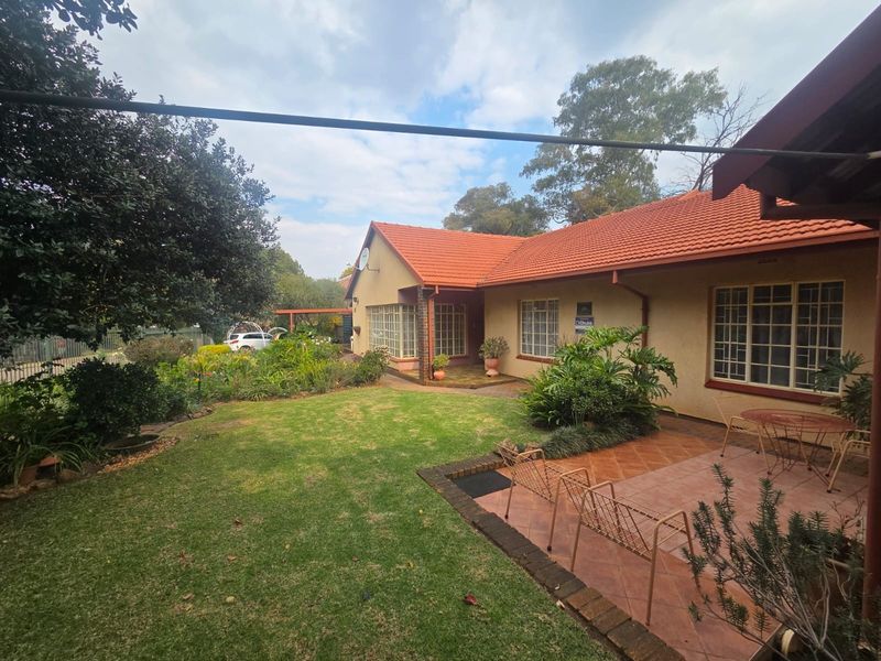 Spacious 4-Bedroom Family Home with Flatlet Potential, Pool and Borehole - Photo 2