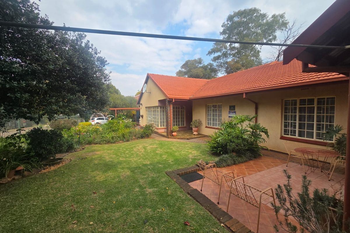 Spacious 4-Bedroom Family Home with Flatlet Potential, Pool and Borehole - Photo 2