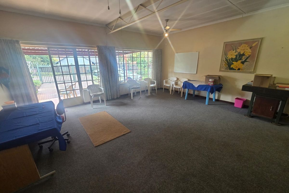 Spacious 4-Bedroom Family Home with Flatlet Potential, Pool and Borehole - Photo 4