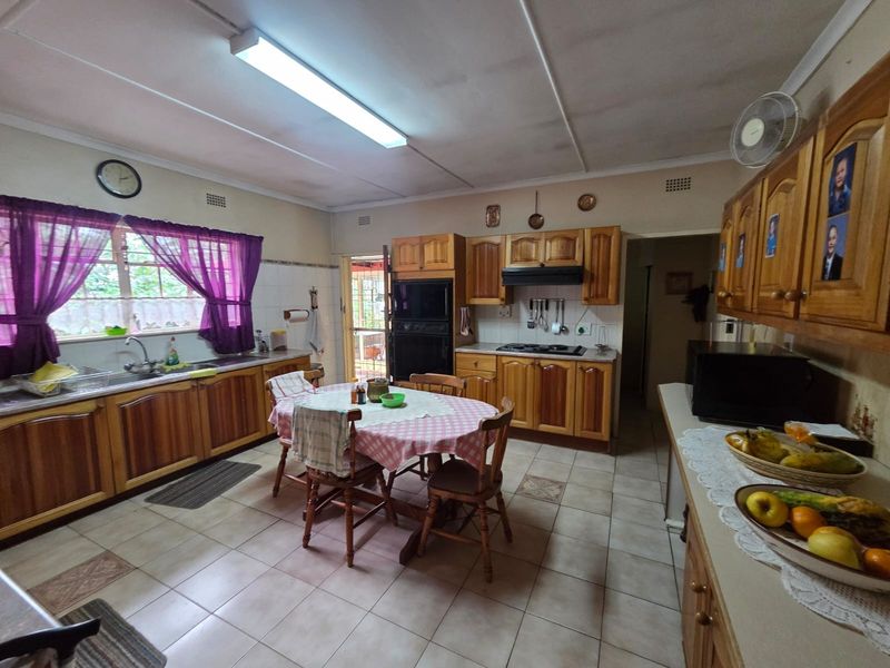 Spacious 4-Bedroom Family Home with Flatlet Potential, Pool and Borehole - Photo 3