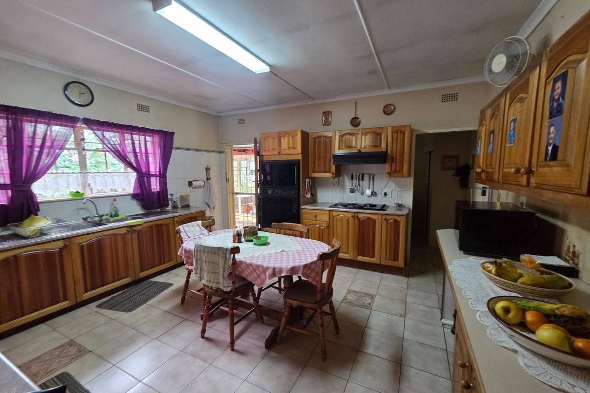 Spacious 4-Bedroom Family Home with Flatlet Potential, Pool and Borehole - Photo 3