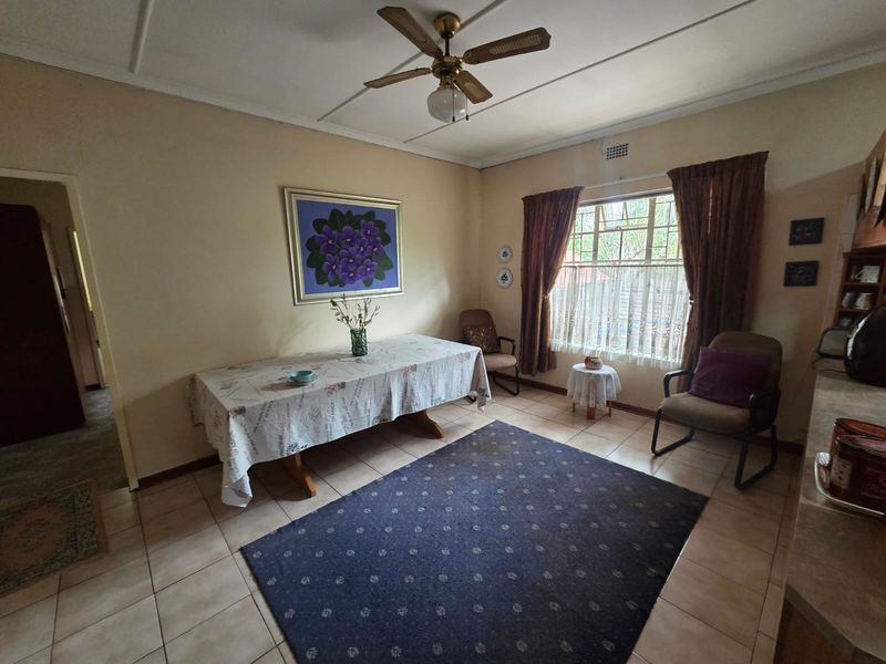 Spacious 4-Bedroom Family Home with Flatlet Potential, Pool and Borehole - Photo 5