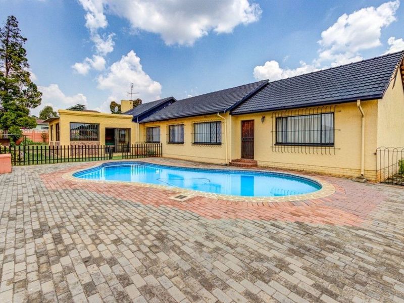 House For Sale in Rhodesfield. Kempton Park - Photo 1