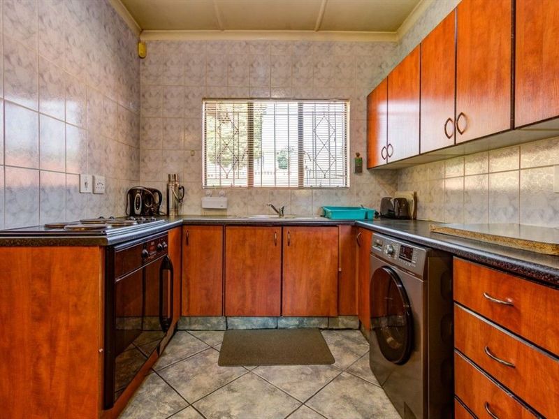 House For Sale in Rhodesfield. Kempton Park - Photo 8