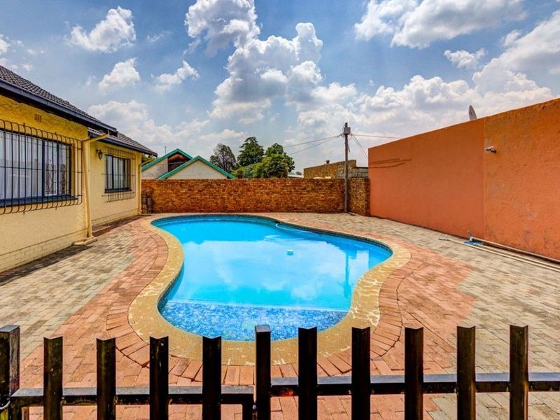House For Sale in Rhodesfield. Kempton Park - Photo 3