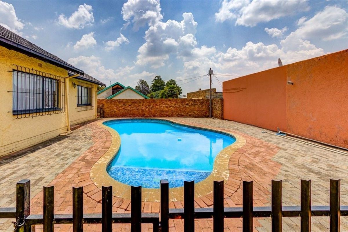 House For Sale in Rhodesfield. Kempton Park - Photo 3
