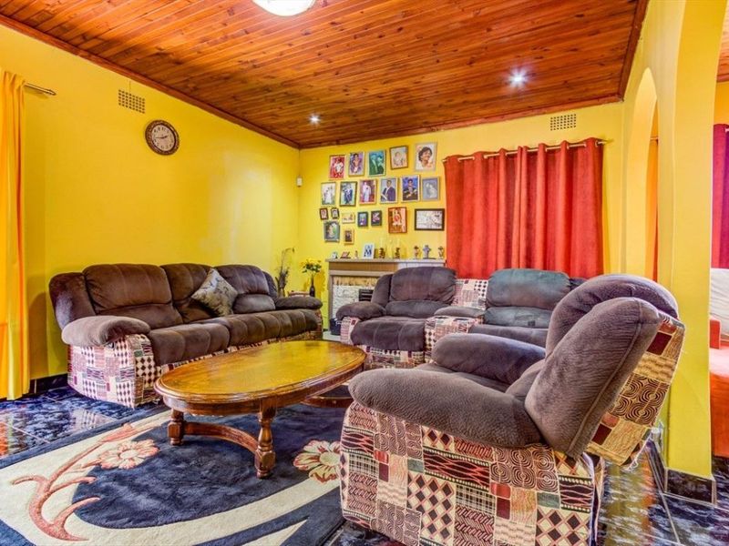 House For Sale in Rhodesfield. Kempton Park - Photo 6