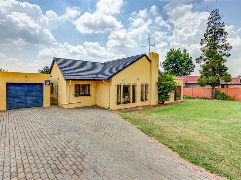 House For Sale in Rhodesfield. Kempton Park - Photo 2