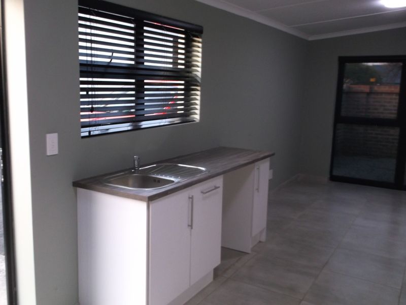 Modern One Bedroom Cottage for Rent - Photo 4
