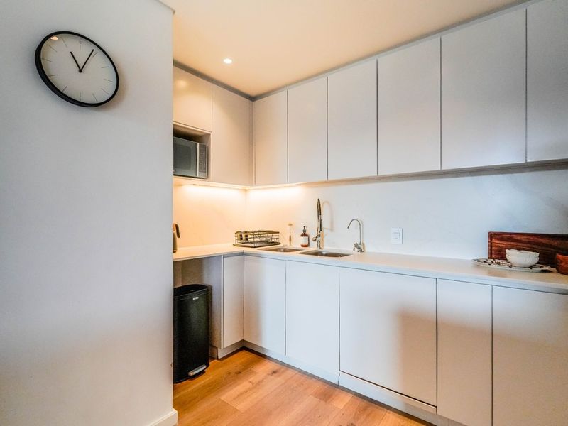 Apartment For Sale in Sea Point, Cape Town - Photo 5