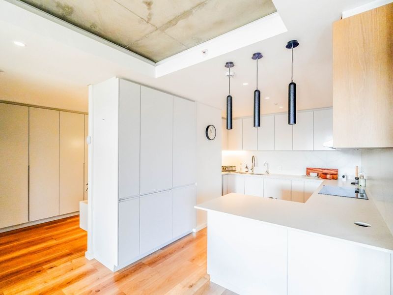 Apartment For Sale in Sea Point, Cape Town - Photo 3